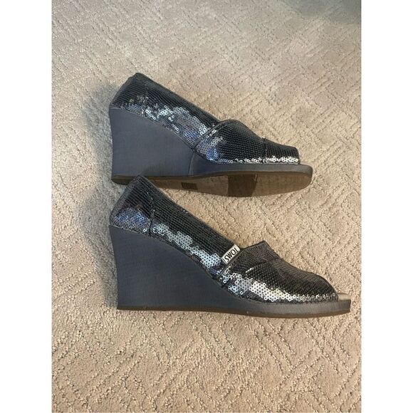 NWOB Tom’s Pewter Sequin Wedge Sandal - Picture 5 of 7